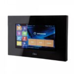 Interfaccia utente Touch Screen 7" su I-Bus. Lettore di prossimità, sensore di temperatura ambiente, microfono ed altoparlante integrati, 2 terminali programmabili. Interfaccia USB. Allogiamento per µSD card. Cronotermostato. Possibilità di montaggio ad incasso. Colore Nero.