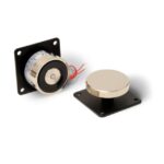 Inim - Elettromagneti di trattenuta per porte tagliafuoco con base di fissaggio, con base in acciaio zincato e contropiastra fissa con base in acciaio zincato.