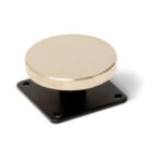 Inim - Contropiastra fissa con base in acciaio zincato per elettromagnete DR18101. Dimensioni complessive 65 x 65 x 33 mm.