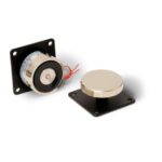 Inim - Elettromagneti di trattenuta per porte tagliafuoco con base di fissaggio, con base in acciaio zincato e contropiastra fissa con base in acciaio zincato.