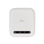 Router mobile 3G/4G (LTE) con alimentazione USB. Consente dicollegare gli hub Yubii Home o Home Center 3 Lite a una fontedi alimentazione di backup e, se installata una scheda SIM, a una connessione internet WiFi aggiuntiva.