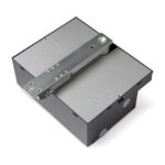 Cassa di fondazione inox per LFAB4000, LFAB4024, LFAB4024HS con finecorsa meccanico in apertura. Completa di leva di attacco anta