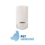 Inim QIRP200H - Rilevatore infrarosso passivo da interno. Immune ad animali fino a 25 Kg circa. Analisi digitale dei segnali. Copertura 15 m. Angolo di rivelamento 90°. Conteggio degli impulsi. Compensazione della temperatura. Antiaccecamento. LED escludibile. Protezione antiapertura e antistrappo. Resistenze di fine linea. Certificazione EN50131 Grado 2.