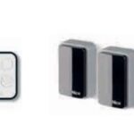 Kit bidirezionale per l’automazione di cancelli a battente con ante fino a 1,8 m, 24 Vdc, a braccio articolato, montaggio esterno